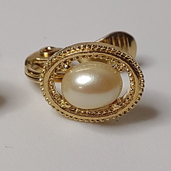 Cute Gold Tone Oval Shaped Monet Clip On Earrings - Picture 4 of 11